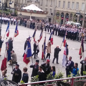 Arrivée des porte-drapeaux sur la place de la Mairie à Rennes